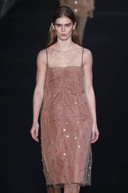 Milan, İtalya - Şubat 20: bir model yürür N.21 sonbahar/kış 2019-2020 moda pist göstermek sırasında Milan moda hafta sonbahar/kış 2019/20 üzerinde 20 Şubat 2019, Milano, İtalya.