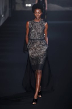 Milan, İtalya - Şubat 20: bir model yürür N.21 sonbahar/kış 2019-2020 moda pist göstermek sırasında Milan moda hafta sonbahar/kış 2019/20 üzerinde 20 Şubat 2019, Milano, İtalya.