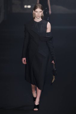 Milan, İtalya - Şubat 20: bir model yürür N.21 sonbahar/kış 2019-2020 moda pist göstermek sırasında Milan moda hafta sonbahar/kış 2019/20 üzerinde 20 Şubat 2019, Milano, İtalya.