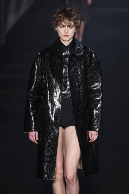 Milan, İtalya - Şubat 20: bir model yürür N.21 sonbahar/kış 2019-2020 moda pist göstermek sırasında Milan moda hafta sonbahar/kış 2019/20 üzerinde 20 Şubat 2019, Milano, İtalya.