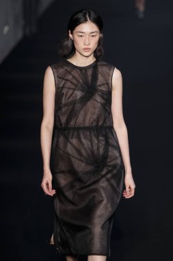 Milan, İtalya - Şubat 20: bir model yürür N.21 sonbahar/kış 2019-2020 moda pist göstermek sırasında Milan moda hafta sonbahar/kış 2019/20 üzerinde 20 Şubat 2019, Milano, İtalya.