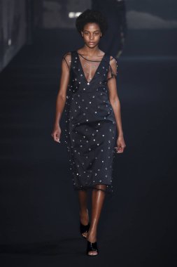 Milan, İtalya - Şubat 20: bir model yürür N.21 sonbahar/kış 2019-2020 moda pist göstermek sırasında Milan moda hafta sonbahar/kış 2019/20 üzerinde 20 Şubat 2019, Milano, İtalya.