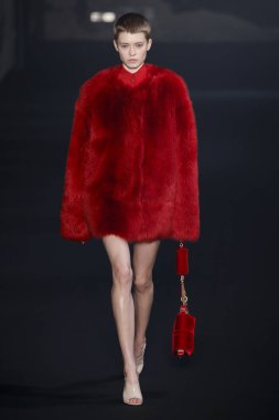 Milan, İtalya - Şubat 20: bir model yürür N.21 sonbahar/kış 2019-2020 moda pist göstermek sırasında Milan moda hafta sonbahar/kış 2019/20 üzerinde 20 Şubat 2019, Milano, İtalya.