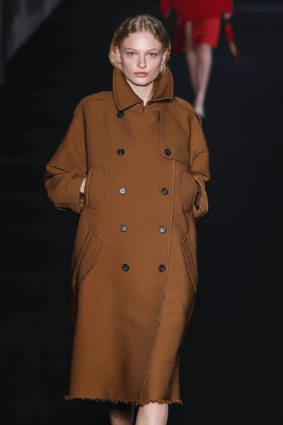 Milan Italy February Model Walks Runway Fall Winter 2019 2020 — Stock Photo, Image