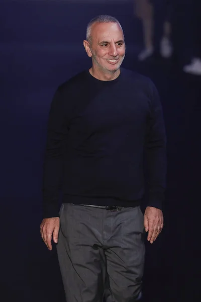 Milán Italia Febrero Diseñador Alessandro Dellacqua Camina Por Pasarela Desfile —  Fotos de Stock