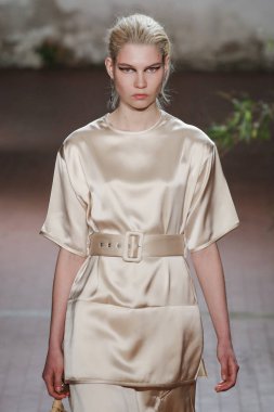 Milan, İtalya - Şubat 20: Bir model Show'da Jil Sander, Milan moda hafta sonbahar/kış 2019/20 üzerinde 20 Şubat 2019, Milano, İtalya pist yürür.