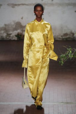 Milan, İtalya - Şubat 20: Bir model Show'da Jil Sander, Milan moda hafta sonbahar/kış 2019/20 üzerinde 20 Şubat 2019, Milano, İtalya pist yürür.