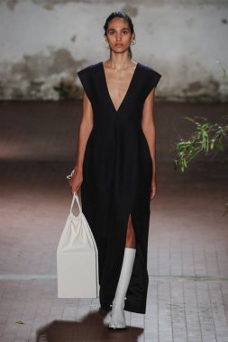 Milan, İtalya - Şubat 20: Bir model Show'da Jil Sander, Milan moda hafta sonbahar/kış 2019/20 üzerinde 20 Şubat 2019, Milano, İtalya pist yürür.