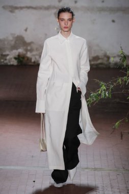 Milan, İtalya - Şubat 20: Bir model Show'da Jil Sander, Milan moda hafta sonbahar/kış 2019/20 üzerinde 20 Şubat 2019, Milano, İtalya pist yürür.