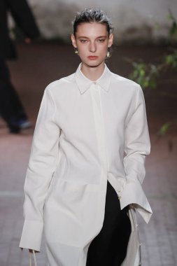Milan, İtalya - Şubat 20: Bir model Show'da Jil Sander, Milan moda hafta sonbahar/kış 2019/20 üzerinde 20 Şubat 2019, Milano, İtalya pist yürür.