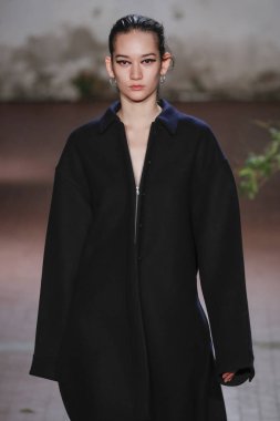 Milan, İtalya - Şubat 20: Bir model Show'da Jil Sander, Milan moda hafta sonbahar/kış 2019/20 üzerinde 20 Şubat 2019, Milano, İtalya pist yürür.