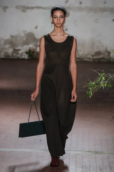 Milano Italien Februari Modell Går Banan Vid Jil Sander Showen — Stockfoto