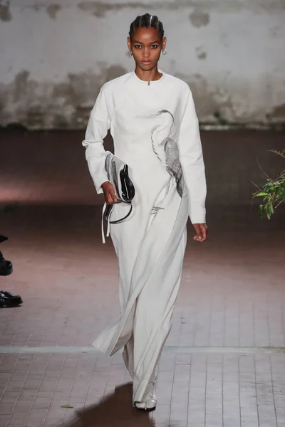 Milan Italië Februari Een Model Loopt Baan Jil Sander Show — Stockfoto