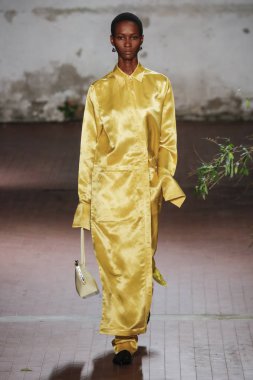 Milan, İtalya - Şubat 20: Bir model Show'da Jil Sander, Milan moda hafta sonbahar/kış 2019/20 üzerinde 20 Şubat 2019, Milano, İtalya pist yürür.