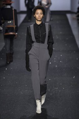 Milan, İtalya - Şubat 20: Bir model Show'da Alberta Ferretti, Milan moda hafta sonbahar/kış 2019/20 üzerinde 20 Şubat 2019, Milano, İtalya pist yürür.