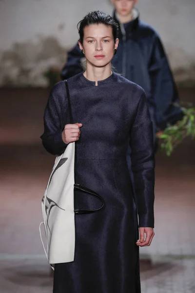 Milano Italien Februari Modell Går Banan Vid Jil Sander Showen — Stockfoto