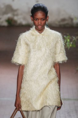 Milan, İtalya - Şubat 20: Bir model Show'da Jil Sander, Milan moda hafta sonbahar/kış 2019/20 üzerinde 20 Şubat 2019, Milano, İtalya pist yürür.