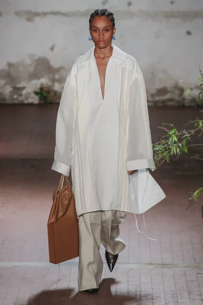 Milan Italië Februari Een Model Loopt Baan Jil Sander Show — Stockfoto