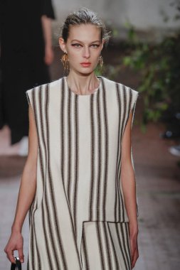 Milan, İtalya - Şubat 20: Bir model Show'da Jil Sander, Milan moda hafta sonbahar/kış 2019/20 üzerinde 20 Şubat 2019, Milano, İtalya pist yürür.