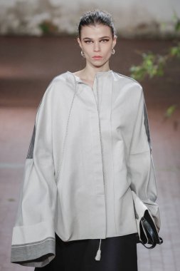 Milan, İtalya - Şubat 20: Bir model Show'da Jil Sander, Milan moda hafta sonbahar/kış 2019/20 üzerinde 20 Şubat 2019, Milano, İtalya pist yürür.