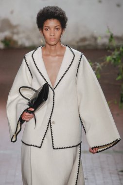 Milan, İtalya - Şubat 20: Bir model Show'da Jil Sander, Milan moda hafta sonbahar/kış 2019/20 üzerinde 20 Şubat 2019, Milano, İtalya pist yürür.