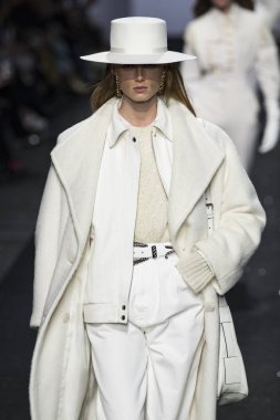 Milan, İtalya - Şubat 20: Bir model Show'da Alberta Ferretti, Milan moda hafta sonbahar/kış 2019/20 üzerinde 20 Şubat 2019, Milano, İtalya pist yürür.