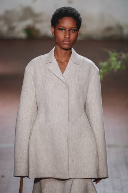 Milan, İtalya - Şubat 20: Bir model Show'da Jil Sander, Milan moda hafta sonbahar/kış 2019/20 üzerinde 20 Şubat 2019, Milano, İtalya pist yürür.