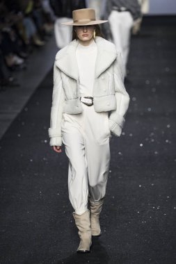 Milan, İtalya - Şubat 20: Bir model Show'da Alberta Ferretti, Milan moda hafta sonbahar/kış 2019/20 üzerinde 20 Şubat 2019, Milano, İtalya pist yürür.