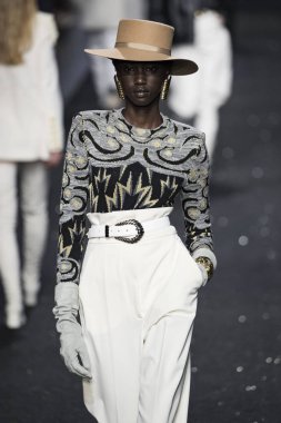 Milan, İtalya - Şubat 20: Bir model Show'da Alberta Ferretti, Milan moda hafta sonbahar/kış 2019/20 üzerinde 20 Şubat 2019, Milano, İtalya pist yürür.