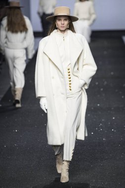 Milan, İtalya - Şubat 20: Bir model Show'da Alberta Ferretti, Milan moda hafta sonbahar/kış 2019/20 üzerinde 20 Şubat 2019, Milano, İtalya pist yürür.