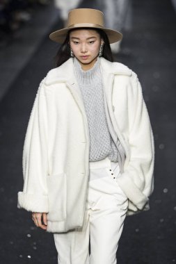 Milan, İtalya - Şubat 20: Bir model Show'da Alberta Ferretti, Milan moda hafta sonbahar/kış 2019/20 üzerinde 20 Şubat 2019, Milano, İtalya pist yürür.