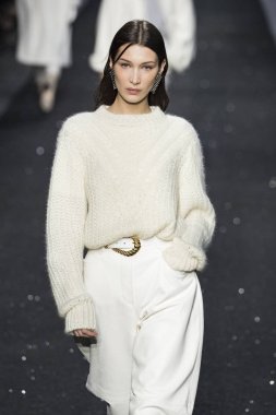 Milan, İtalya - 20 Şubat: Bella Hadid Alberta Ferretti dizide Milan moda hafta sonbahar/kış 2019/20, 20 Şubat 2019, Milano, İtalya pist yürür.