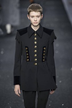 Milan, İtalya - Şubat 20: Bir model Show'da Alberta Ferretti, Milan moda hafta sonbahar/kış 2019/20 üzerinde 20 Şubat 2019, Milano, İtalya pist yürür.