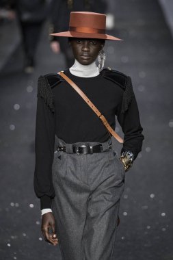 Milan, İtalya - Şubat 20: Bir model Show'da Alberta Ferretti, Milan moda hafta sonbahar/kış 2019/20 üzerinde 20 Şubat 2019, Milano, İtalya pist yürür.