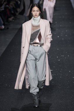 Milan, İtalya - Şubat 20: Bir model Show'da Alberta Ferretti, Milan moda hafta sonbahar/kış 2019/20 üzerinde 20 Şubat 2019, Milano, İtalya pist yürür.