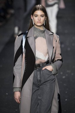 Milan, İtalya - Şubat 20: Bir model Show'da Alberta Ferretti, Milan moda hafta sonbahar/kış 2019/20 üzerinde 20 Şubat 2019, Milano, İtalya pist yürür.