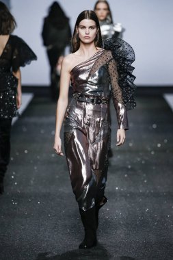 Milan, İtalya - Şubat 20: Bir model Show'da Alberta Ferretti, Milan moda hafta sonbahar/kış 2019/20 üzerinde 20 Şubat 2019, Milano, İtalya pist yürür.