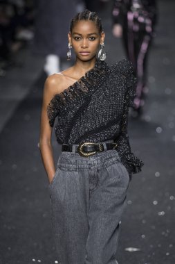 Milan, İtalya - Şubat 20: Bir model Show'da Alberta Ferretti, Milan moda hafta sonbahar/kış 2019/20 üzerinde 20 Şubat 2019, Milano, İtalya pist yürür.