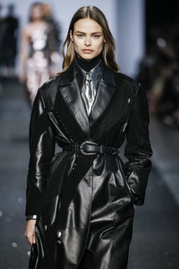 Milan, İtalya - Şubat 20: Bir model Show'da Alberta Ferretti, Milan moda hafta sonbahar/kış 2019/20 üzerinde 20 Şubat 2019, Milano, İtalya pist yürür.