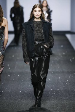 Milan, İtalya - Şubat 20: Bir model Show'da Alberta Ferretti, Milan moda hafta sonbahar/kış 2019/20 üzerinde 20 Şubat 2019, Milano, İtalya pist yürür.