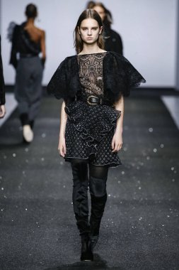 Milan, İtalya - Şubat 20: Bir model Show'da Alberta Ferretti, Milan moda hafta sonbahar/kış 2019/20 üzerinde 20 Şubat 2019, Milano, İtalya pist yürür.