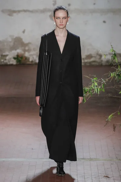 Milano Italien Februari Modell Går Banan Vid Jil Sander Showen — Stockfoto