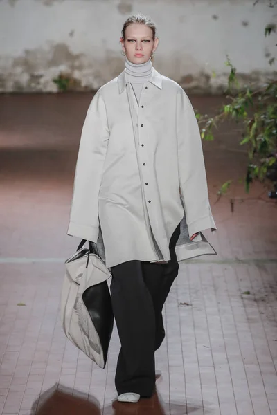 Milán Itálie Února Model Chodí Dráha Show Jil Sander Milan — Stock fotografie