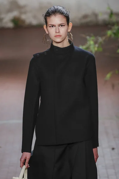 Milano Italien Februari Modell Går Banan Vid Jil Sander Showen — Stockfoto