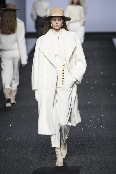 Milan Talya Şubat Bir Model Show Alberta Ferretti Milan Moda — Stok fotoğraf
