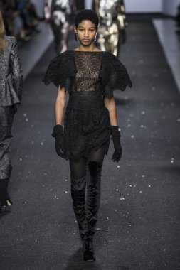 Milan, İtalya - Şubat 20: Bir model Show'da Alberta Ferretti, Milan moda hafta sonbahar/kış 2019/20 üzerinde 20 Şubat 2019, Milano, İtalya pist yürür.