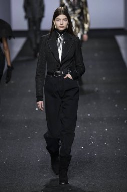 Milan, İtalya - Şubat 20: Bir model Show'da Alberta Ferretti, Milan moda hafta sonbahar/kış 2019/20 üzerinde 20 Şubat 2019, Milano, İtalya pist yürür.