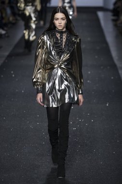 Milan, İtalya - Şubat 20: Bir model Show'da Alberta Ferretti, Milan moda hafta sonbahar/kış 2019/20 üzerinde 20 Şubat 2019, Milano, İtalya pist yürür.