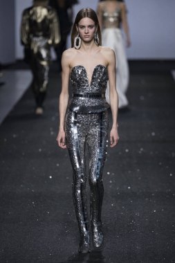 Milan, İtalya - Şubat 20: Bir model Show'da Alberta Ferretti, Milan moda hafta sonbahar/kış 2019/20 üzerinde 20 Şubat 2019, Milano, İtalya pist yürür.