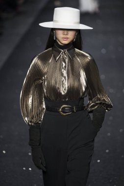 Milan, İtalya - Şubat 20: Bir model Show'da Alberta Ferretti, Milan moda hafta sonbahar/kış 2019/20 üzerinde 20 Şubat 2019, Milano, İtalya pist yürür.